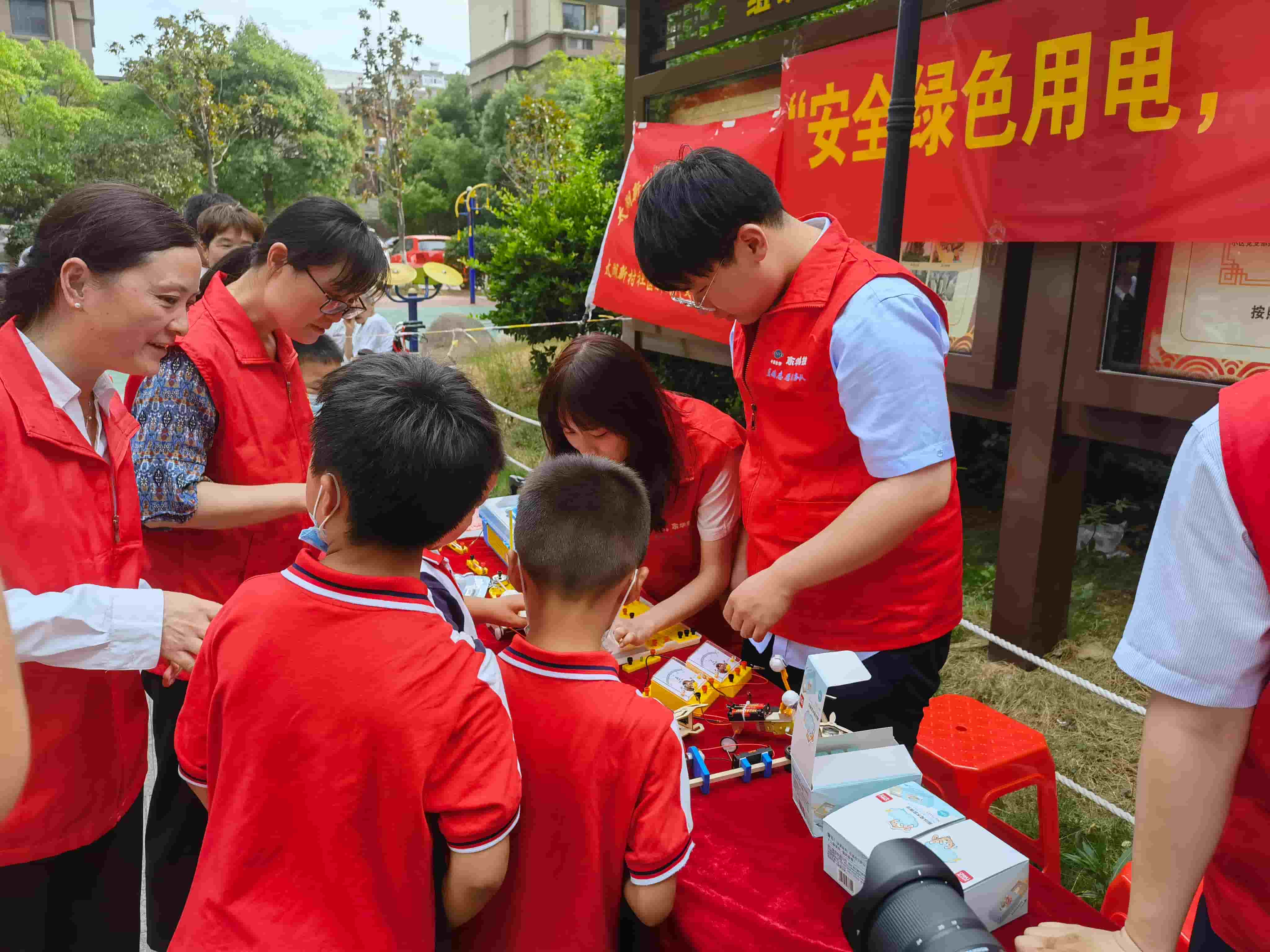 2021年6月21日，藍(lán)鴿志愿服務(wù)隊(duì)前往社區(qū)開展“安全用電，安全你我”志愿活動(dòng)（1）